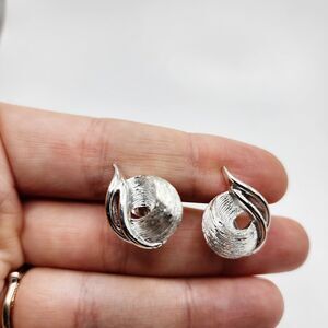 Vintage Lisner Textured Silver Tone Screwback Earrings Swirl Classic Signed